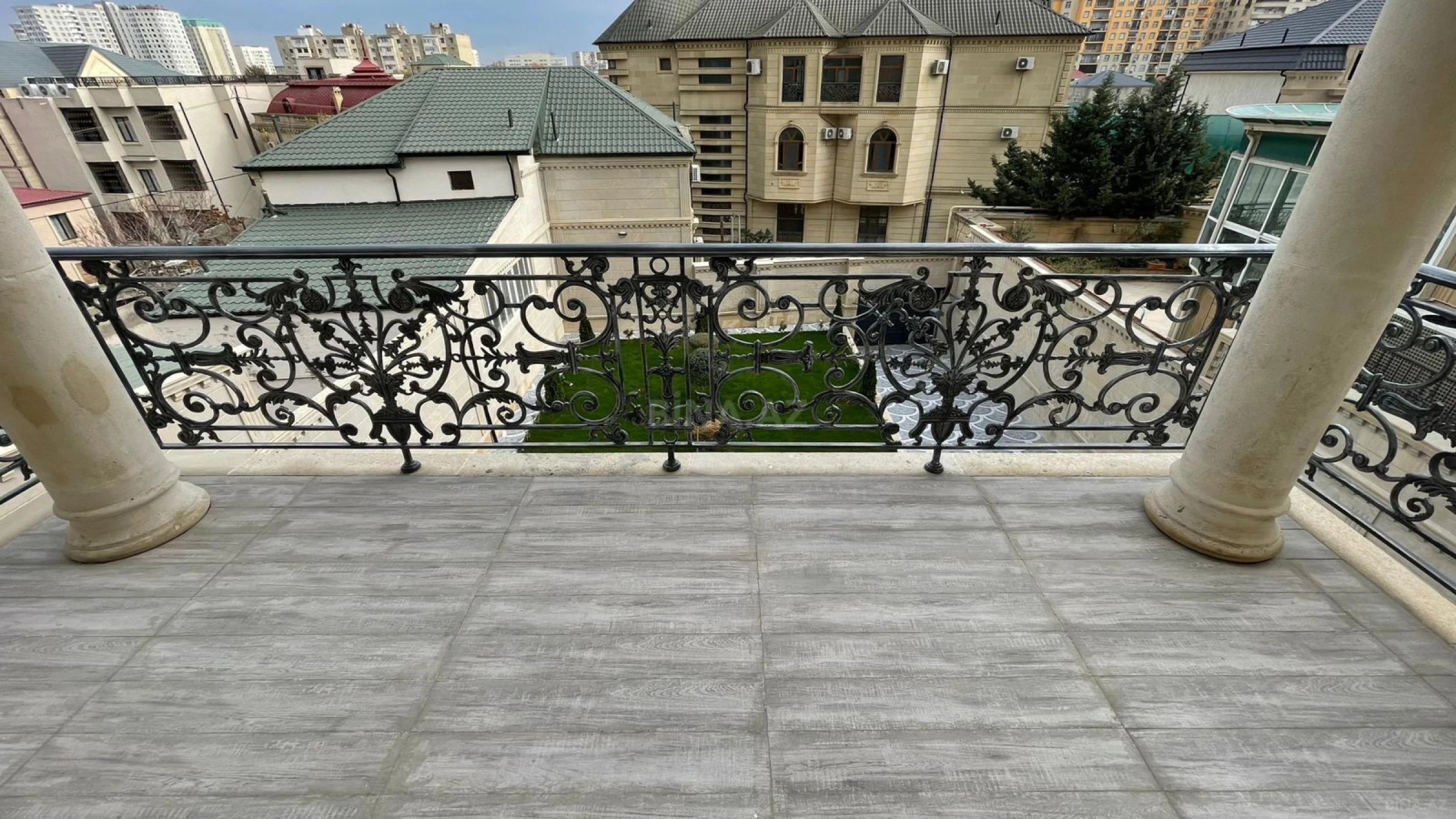 Satılır 8 otaqlı həyət evi 450 m²