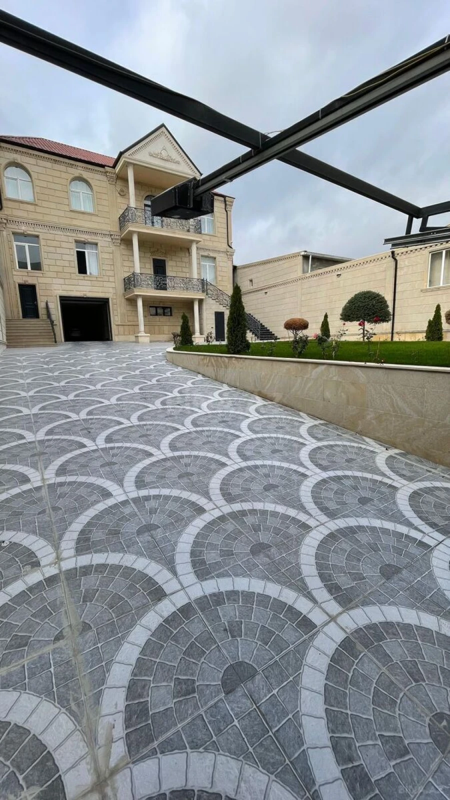 Satılır 8 otaqlı həyət evi 450 m²