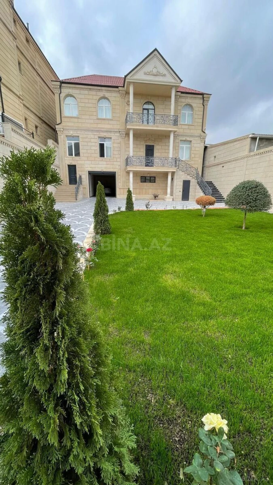 Satılır 8 otaqlı həyət evi 450 m²