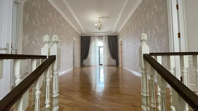 Satılır 8 otaqlı həyət evi 450 m²