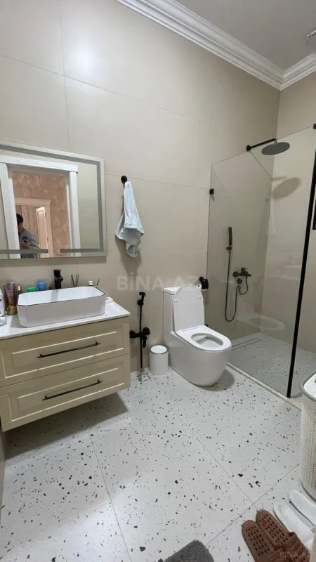 Satılır 8 otaqlı həyət evi 450 m²