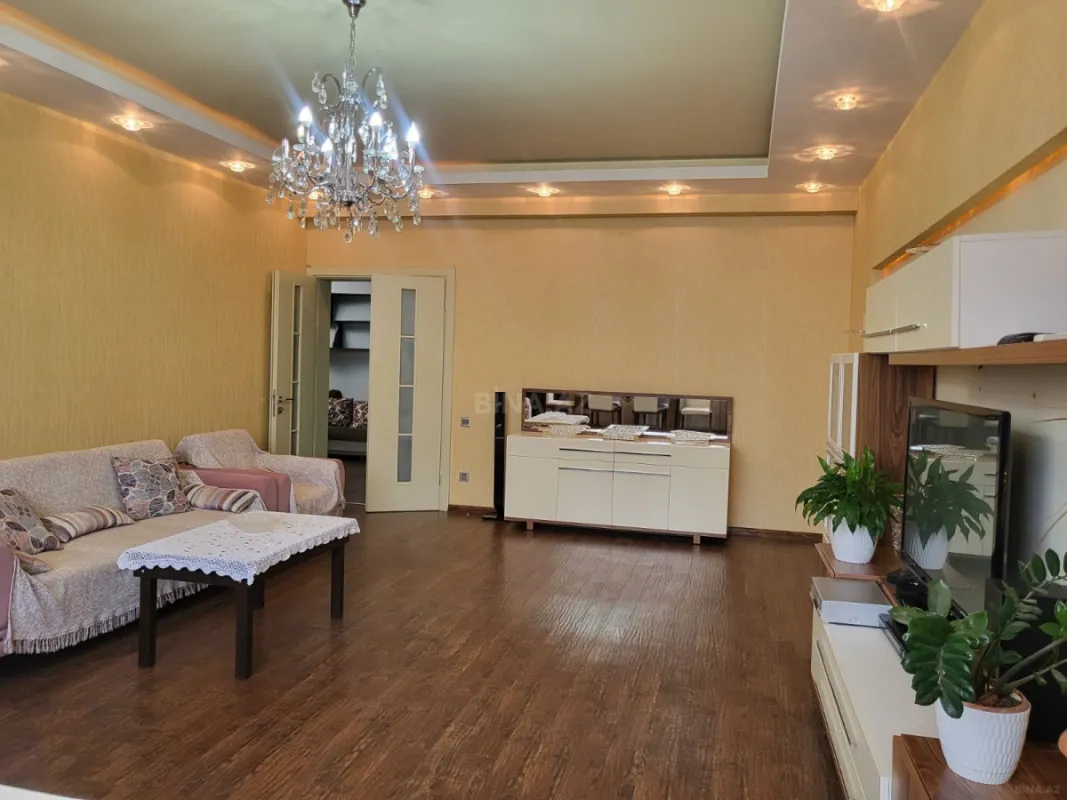 Satılır 4 otaqlı mənzil 178 m²