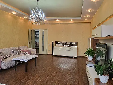 Satılır 4 otaqlı mənzil 178 m²