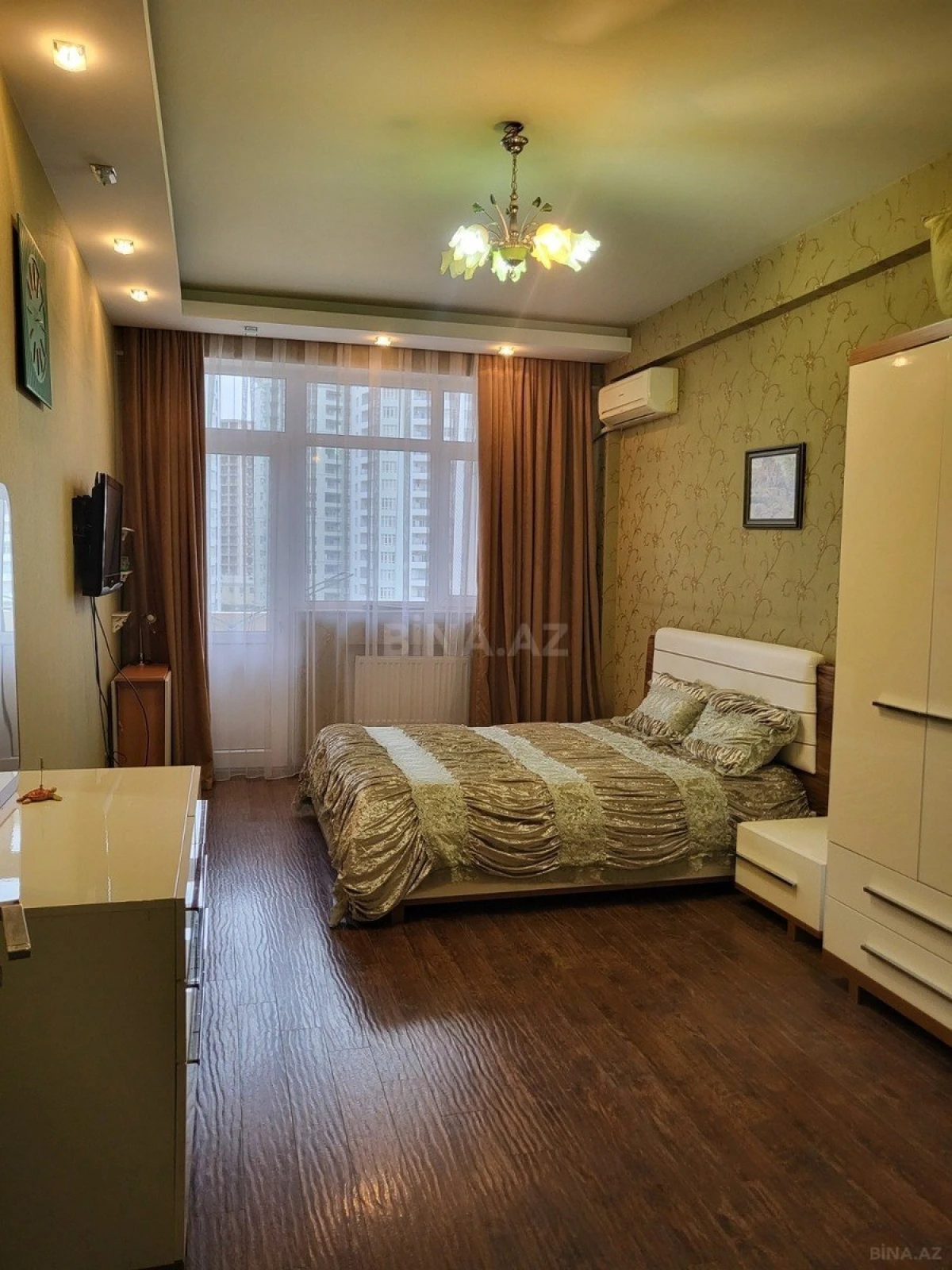 Satılır 4 otaqlı mənzil 178 m²