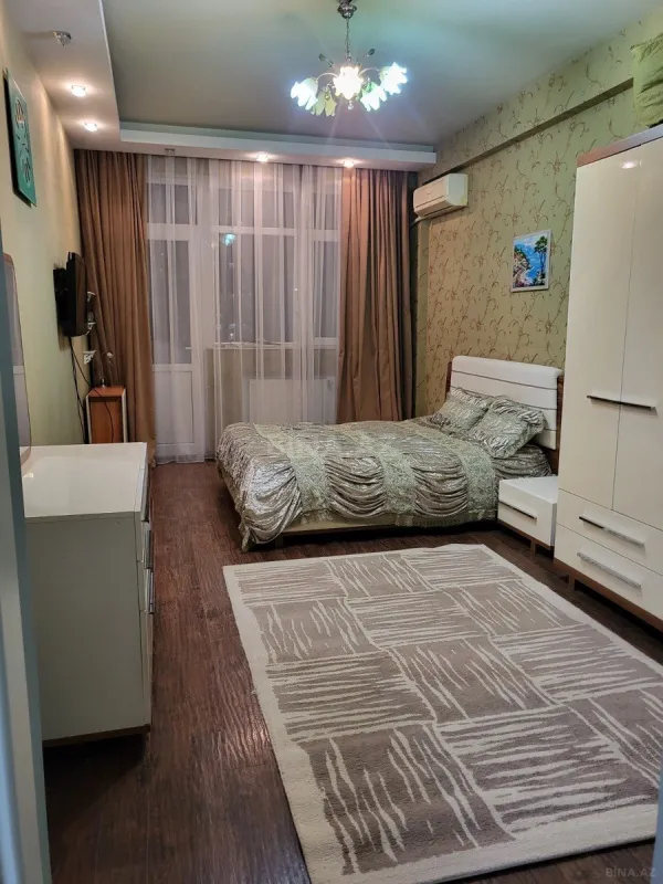 Satılır 4 otaqlı mənzil 178 m²