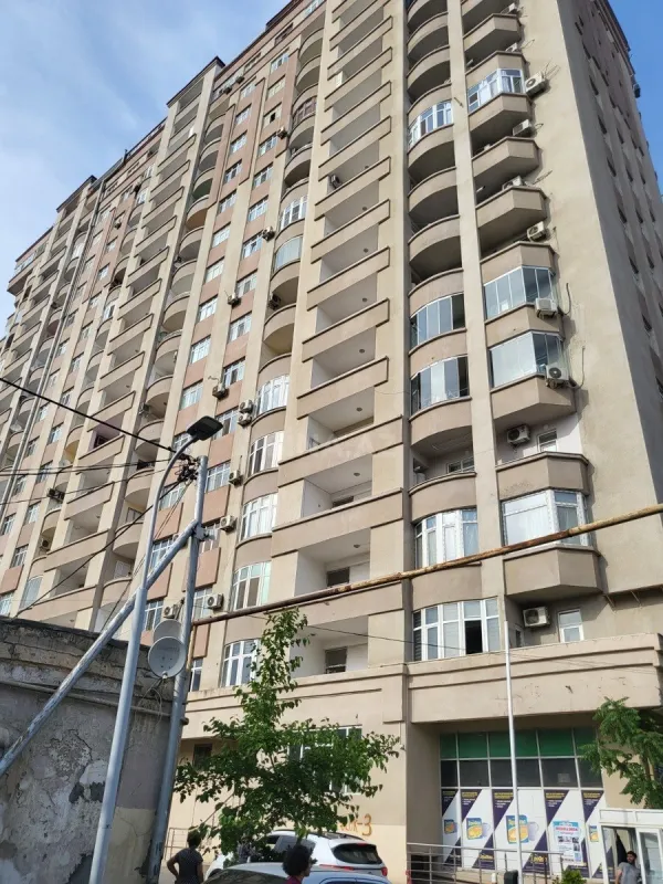 Satılır 4 otaqlı mənzil 178 m²