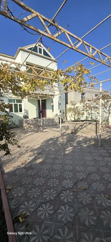 Satılır 5 otaqlı həyət evi 240 m²