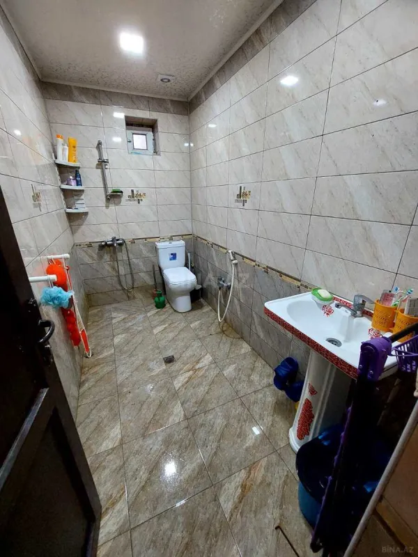Satılır 5 otaqlı həyət evi 240 m²