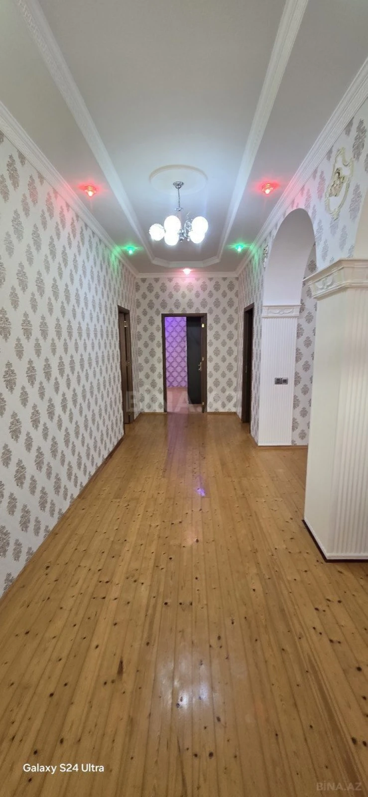 Satılır 5 otaqlı həyət evi 240 m²