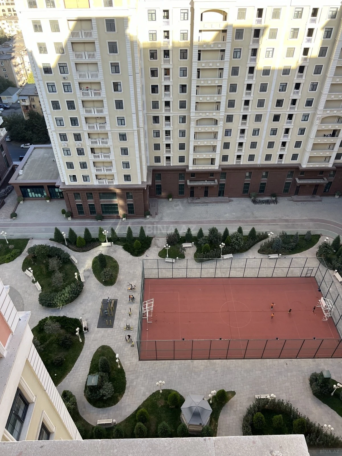 Satılır 6 otaqlı mənzil 305 m²