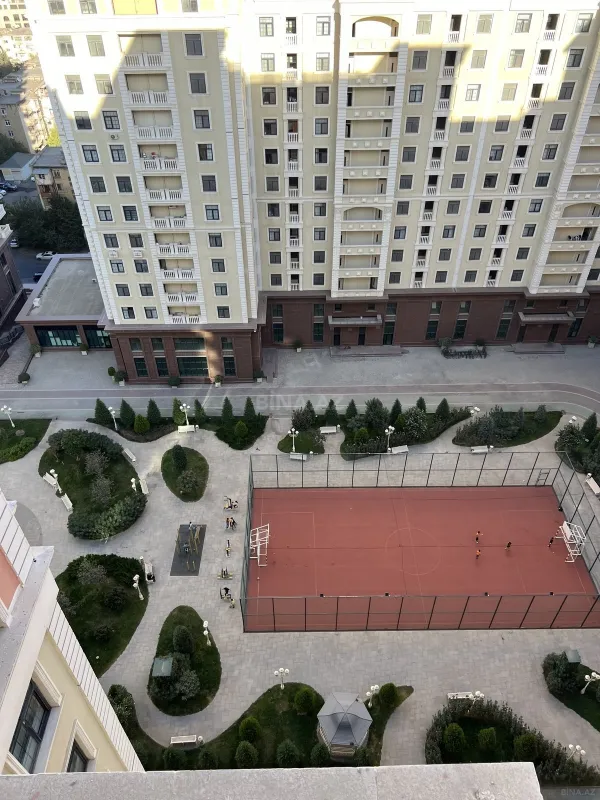 Satılır 6 otaqlı mənzil 305 m²