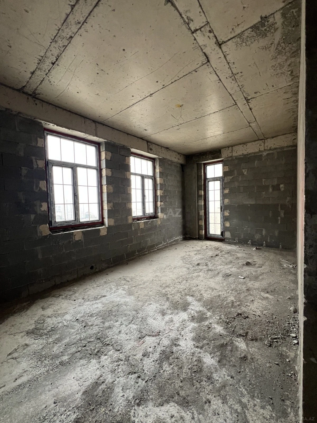 Satılır 6 otaqlı mənzil 305 m²