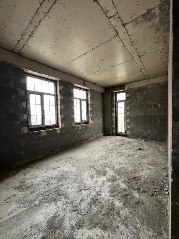 Satılır 6 otaqlı mənzil 305 m²