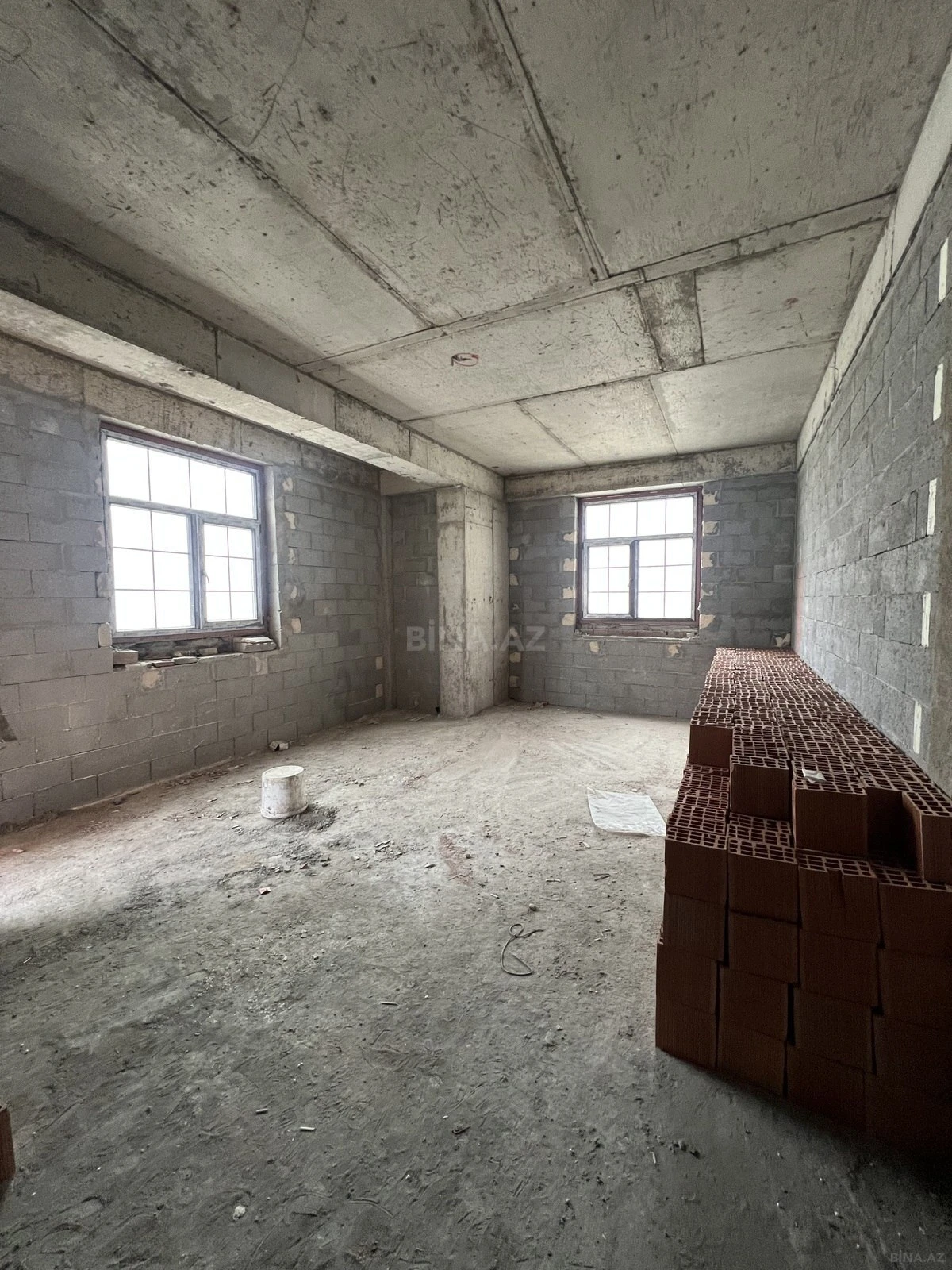 Satılır 6 otaqlı mənzil 305 m²