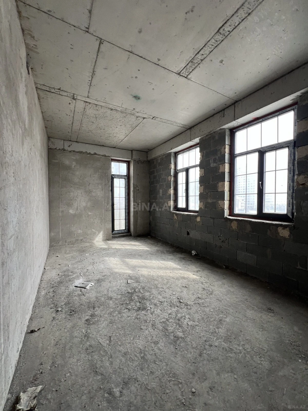 Satılır 6 otaqlı mənzil 305 m²