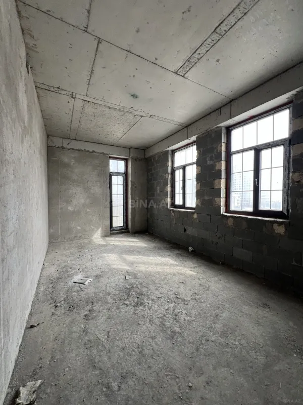 Satılır 6 otaqlı mənzil 305 m²