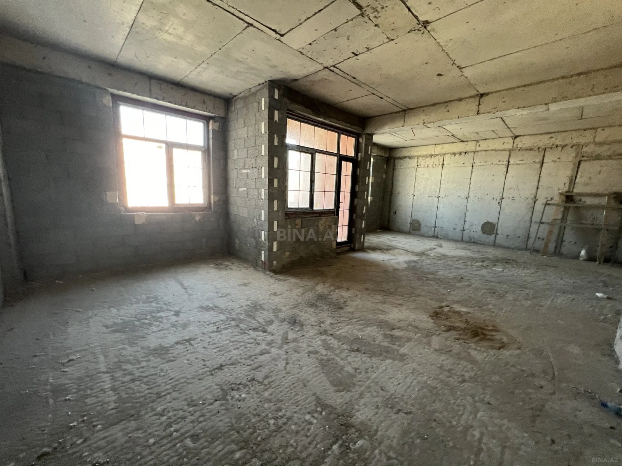 Satılır 6 otaqlı mənzil 305 m²