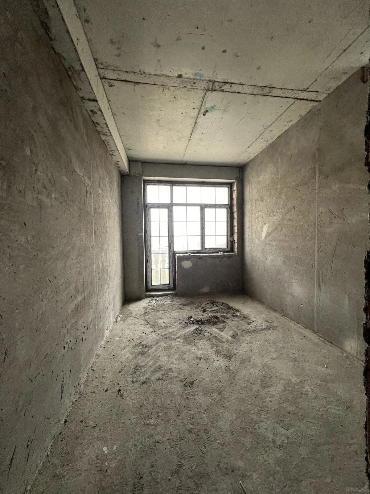 Satılır 6 otaqlı mənzil 305 m²