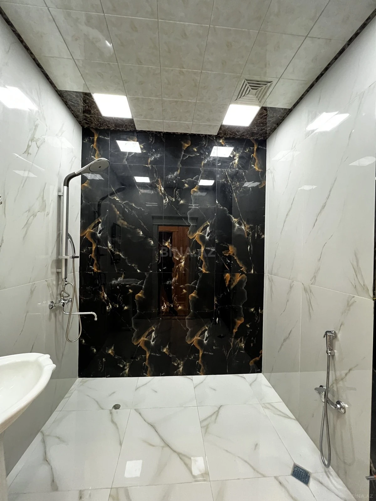 Satılır 5 otaqlı mənzil 185 m²