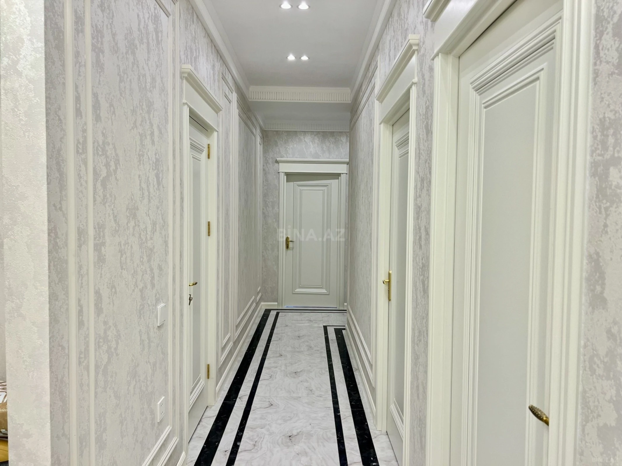 Satılır 5 otaqlı mənzil 185 m²