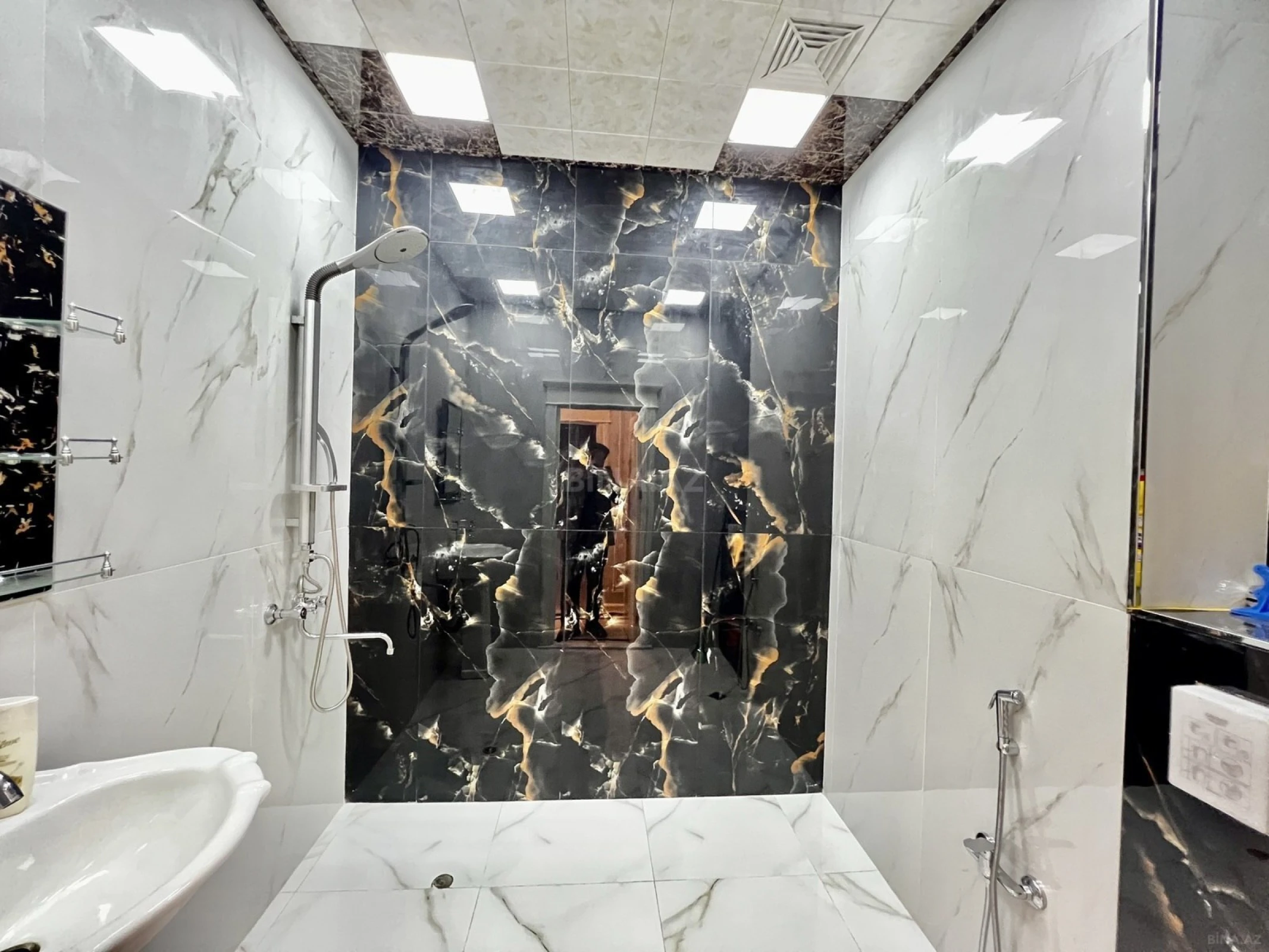 Satılır 5 otaqlı mənzil 185 m²