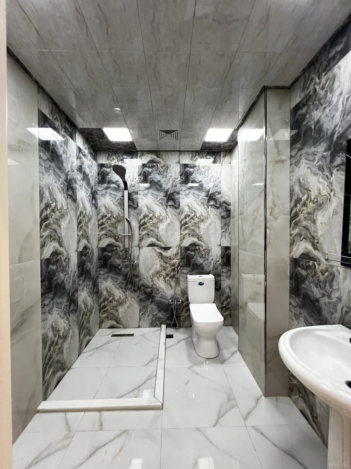 Satılır 5 otaqlı mənzil 185 m²