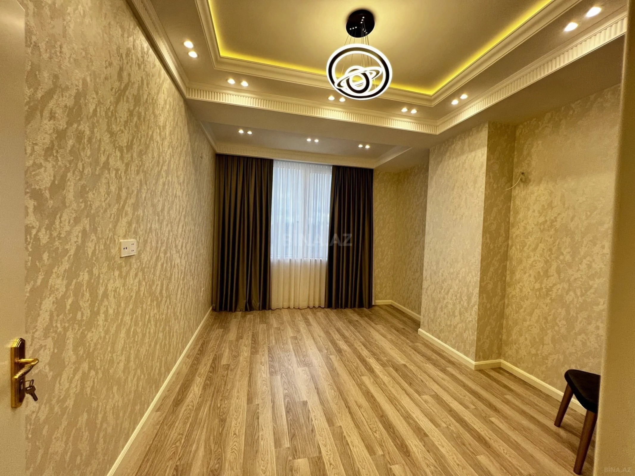 Satılır 5 otaqlı mənzil 185 m²