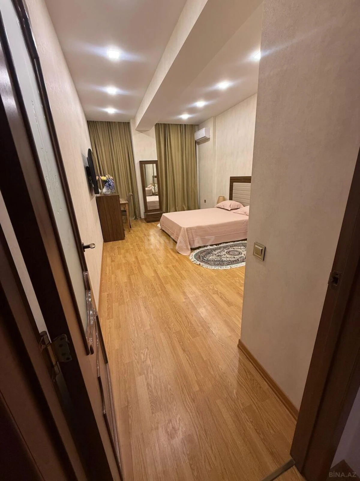 Kirayə verilir 2 otaqlı mənzil 98 m²