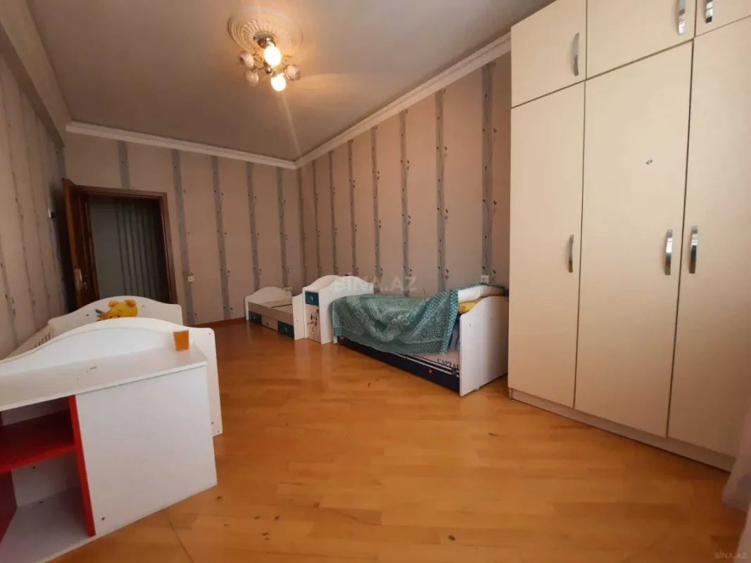 Satılır 3 otaqlı mənzil 141 m²