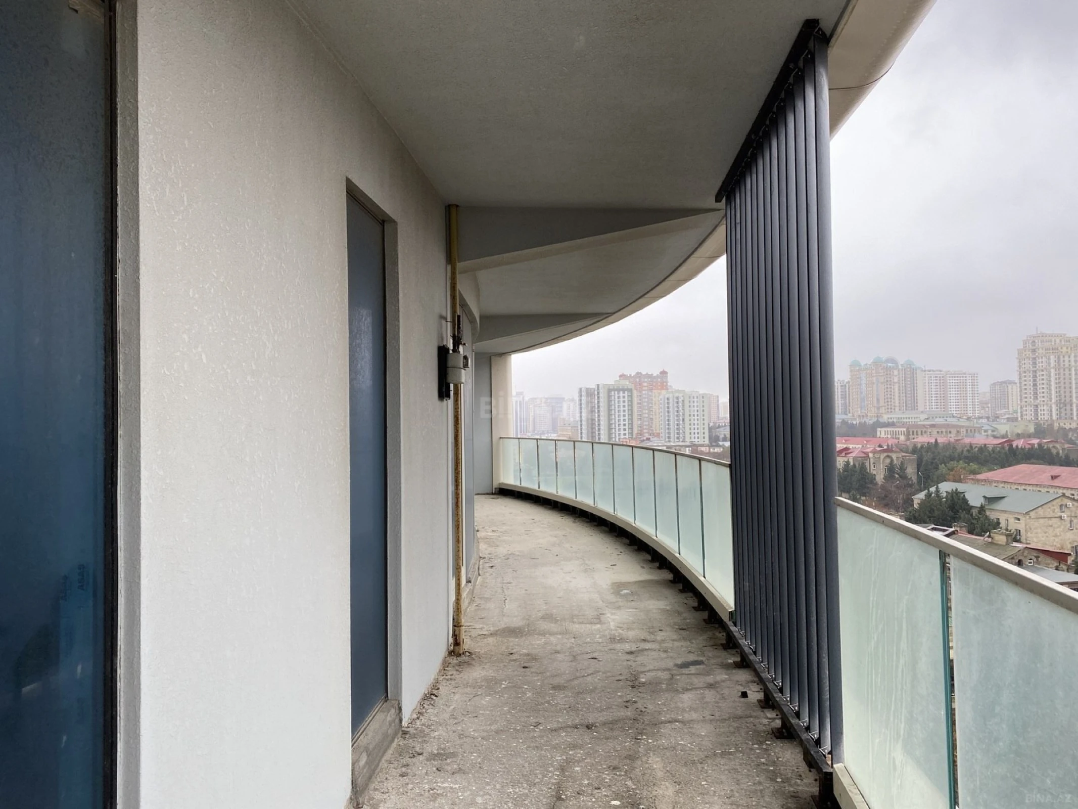 Satılır 4 otaqlı mənzil 239 m²