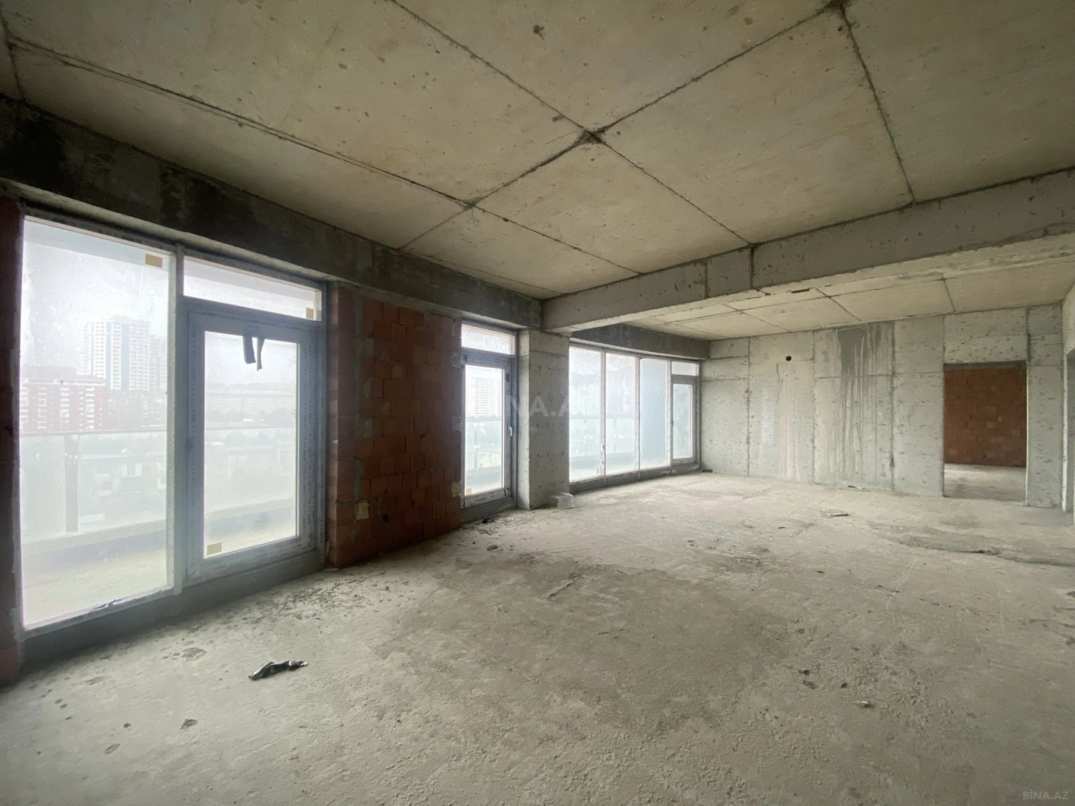 Satılır 4 otaqlı mənzil 239 m²