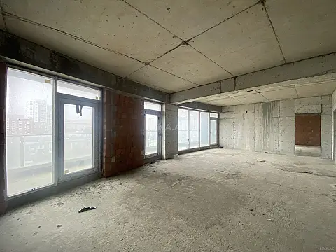 Satılır 4 otaqlı mənzil 239 m²