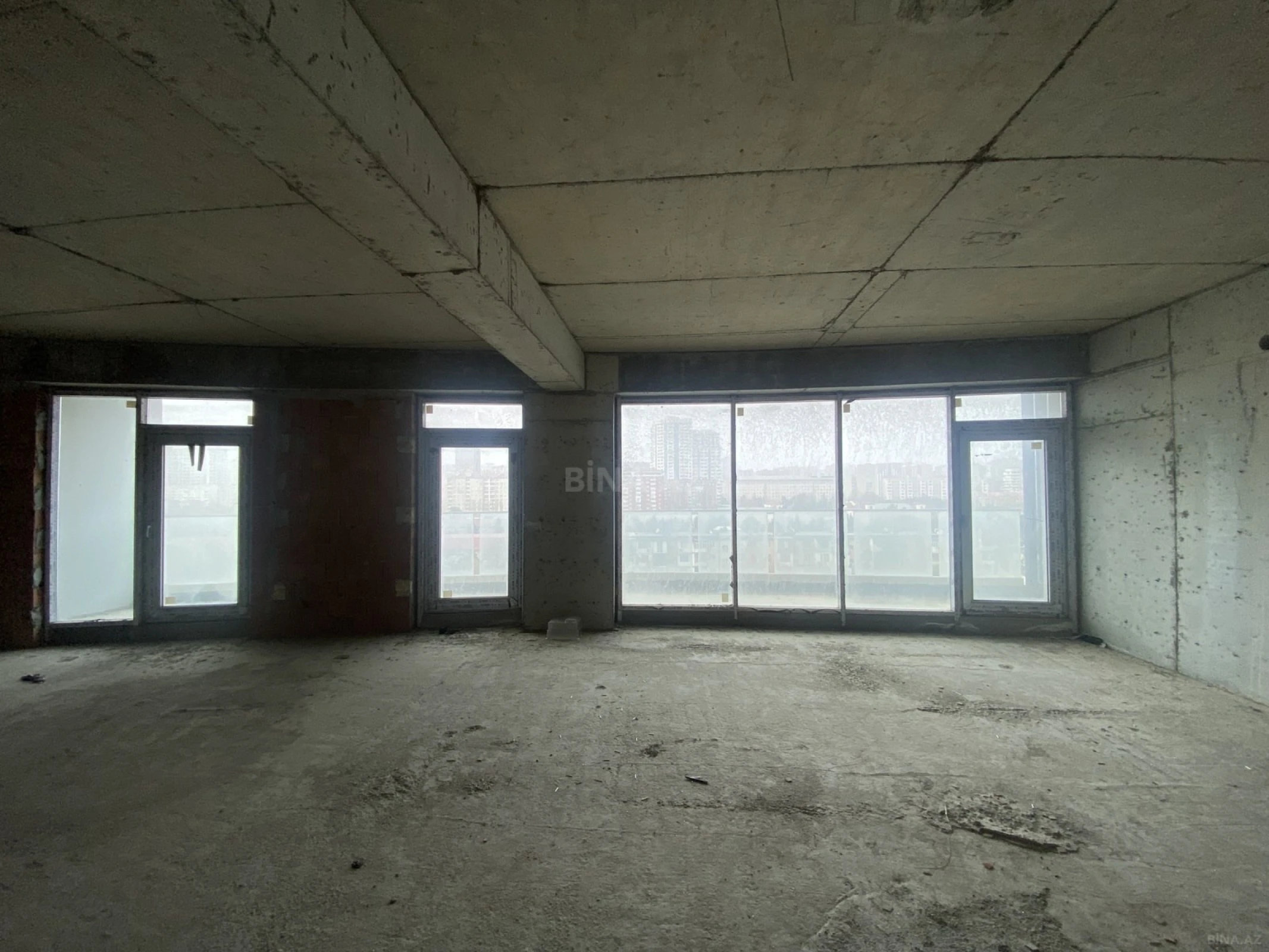 Satılır 4 otaqlı mənzil 239 m²