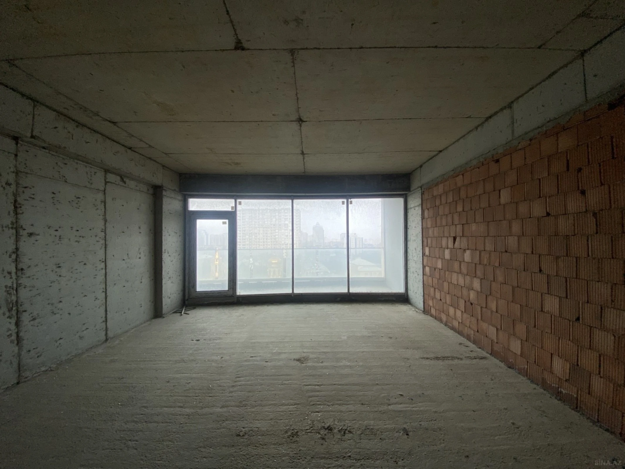 Satılır 4 otaqlı mənzil 239 m²