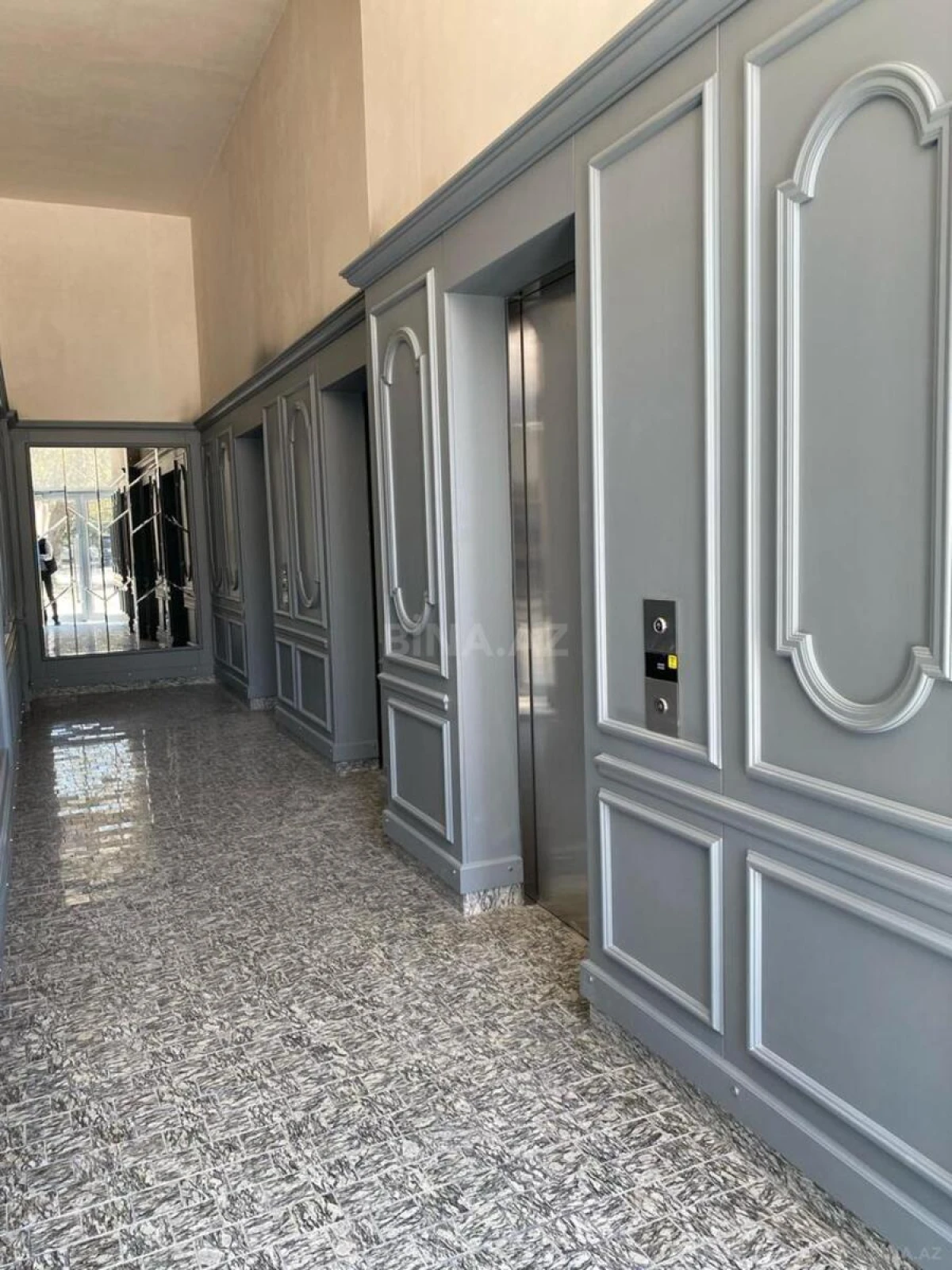 Satılır 4 otaqlı mənzil 239 m²