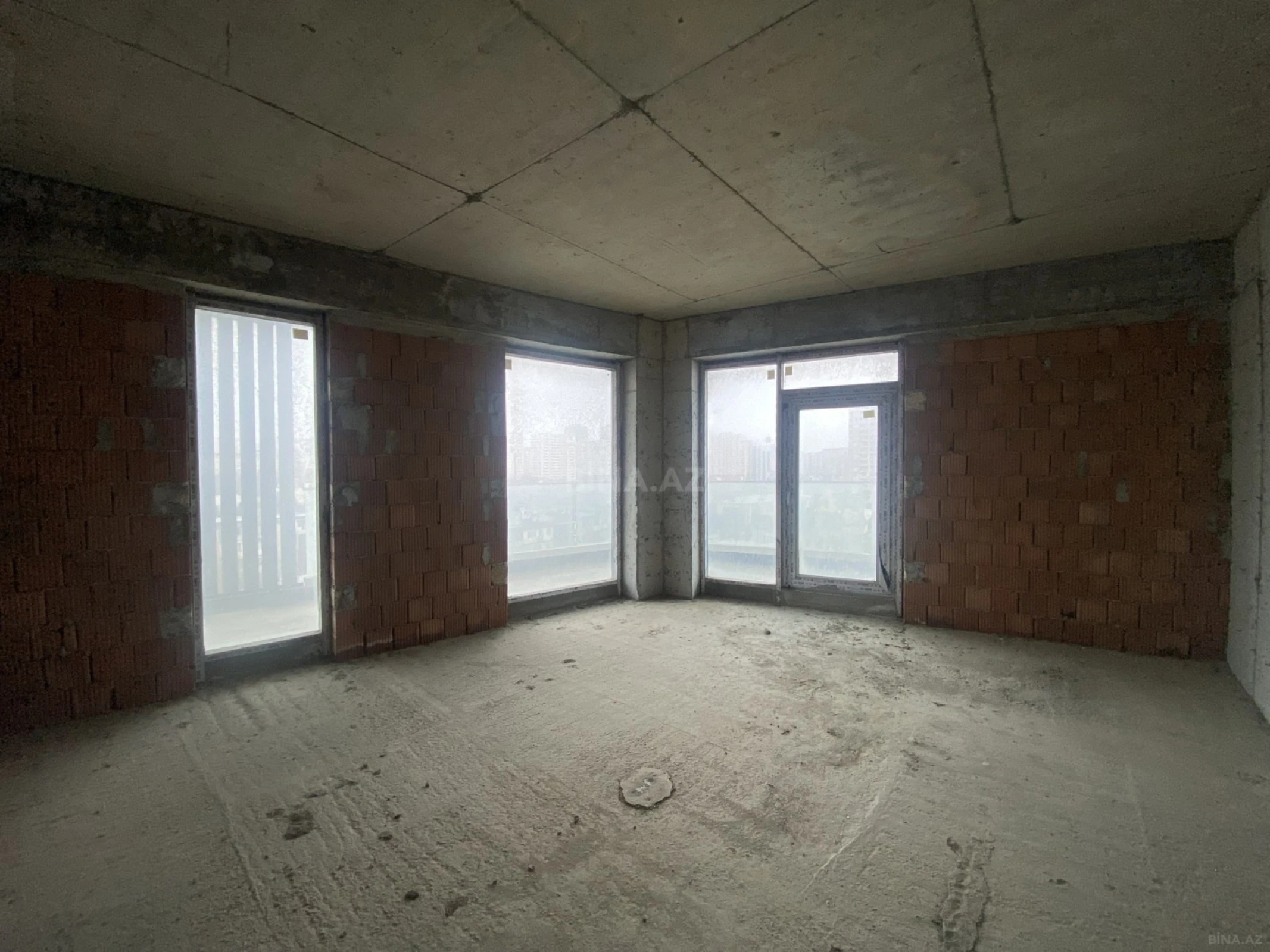 Satılır 4 otaqlı mənzil 239 m²