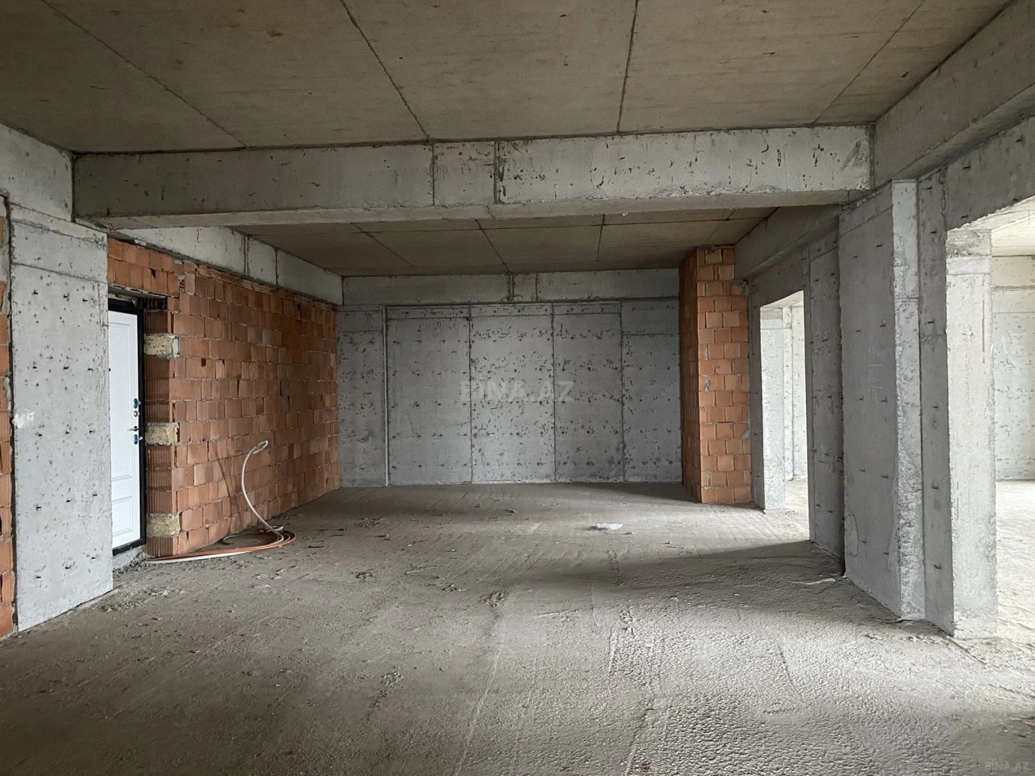 Satılır 4 otaqlı mənzil 239 m²