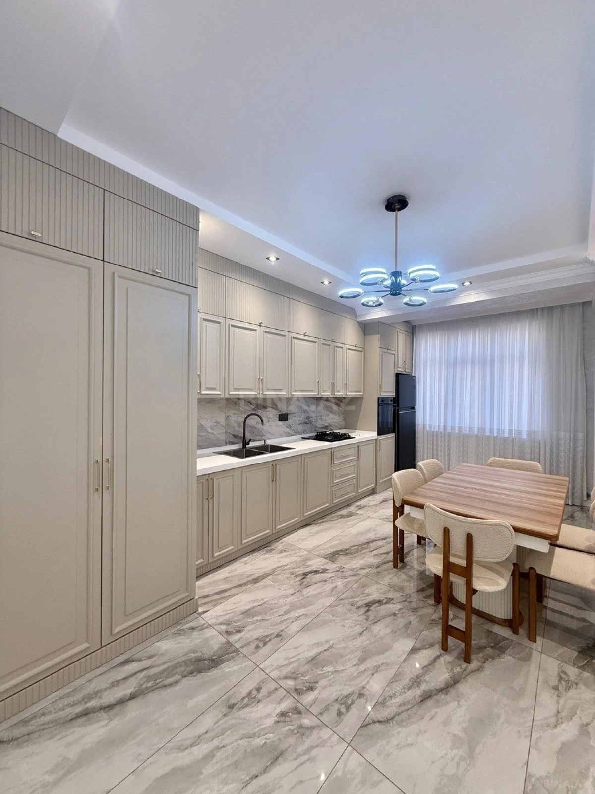 Satılır 3 otaqlı mənzil 145 m²