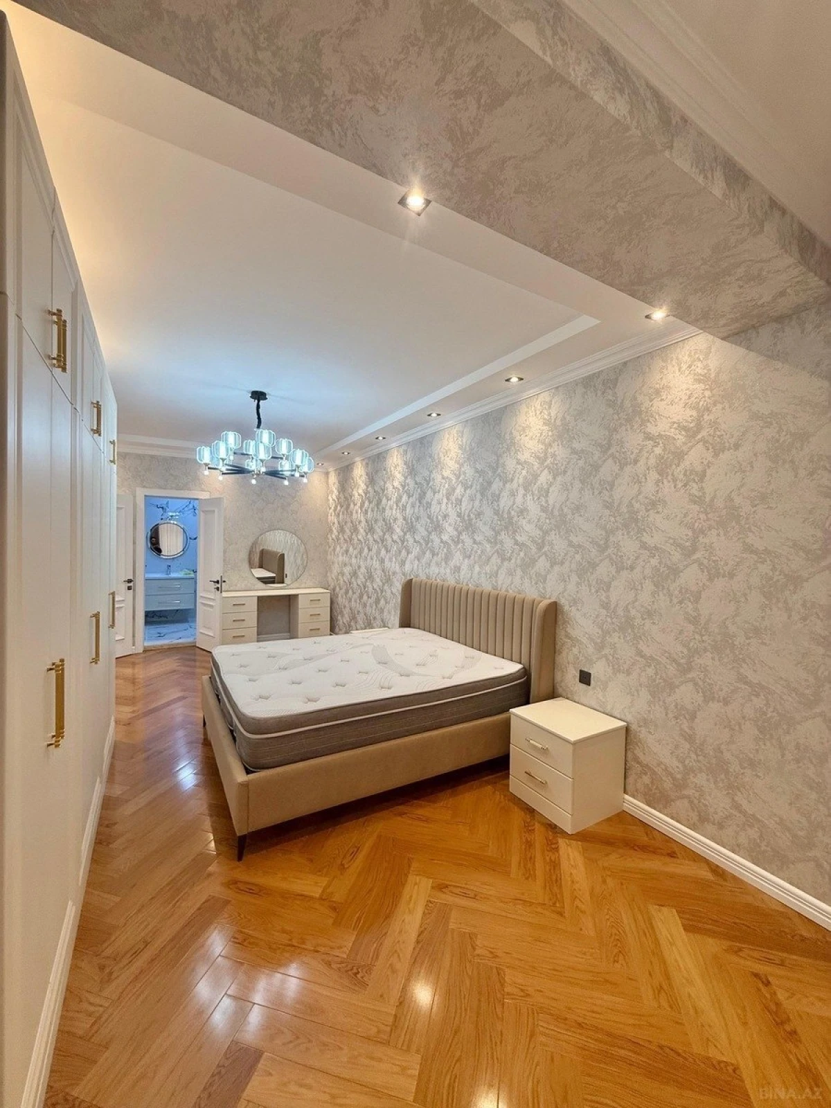 Satılır 3 otaqlı mənzil 145 m²