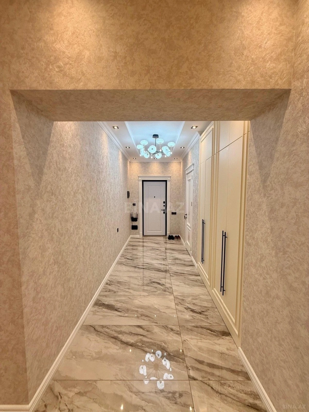 Satılır 3 otaqlı mənzil 145 m²