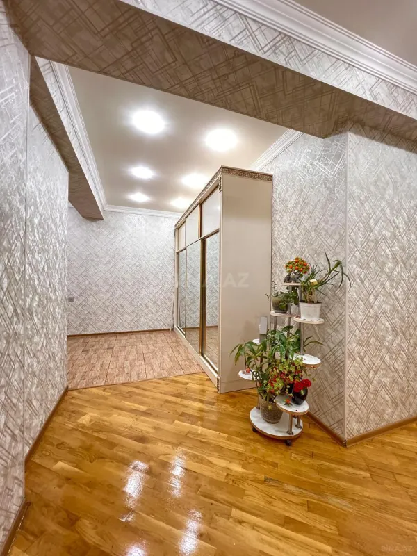 Satılır 4 otaqlı mənzil 160 m²