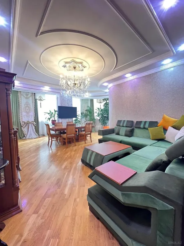 Satılır 4 otaqlı mənzil 160 m²