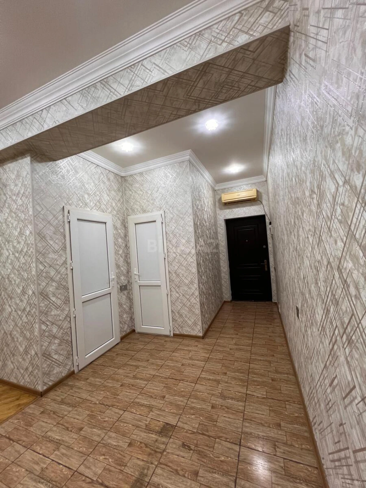 Satılır 4 otaqlı mənzil 160 m²