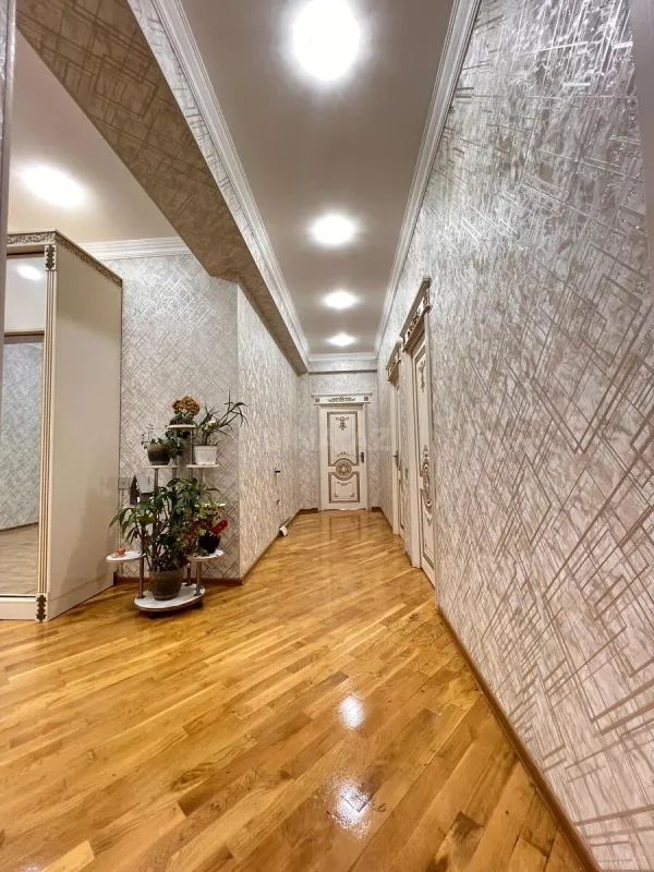 Satılır 4 otaqlı mənzil 160 m²