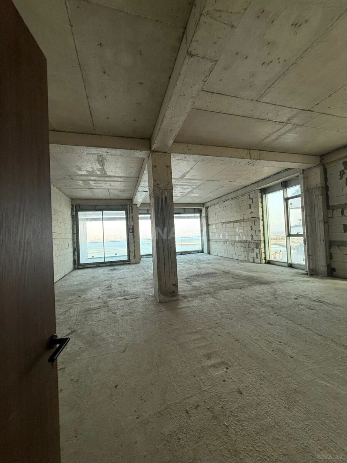 Satılır 4 otaqlı mənzil 266.8 m²