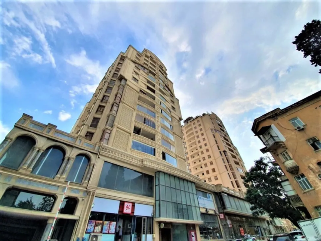 Satılır 3 otaqlı mənzil 134 m²