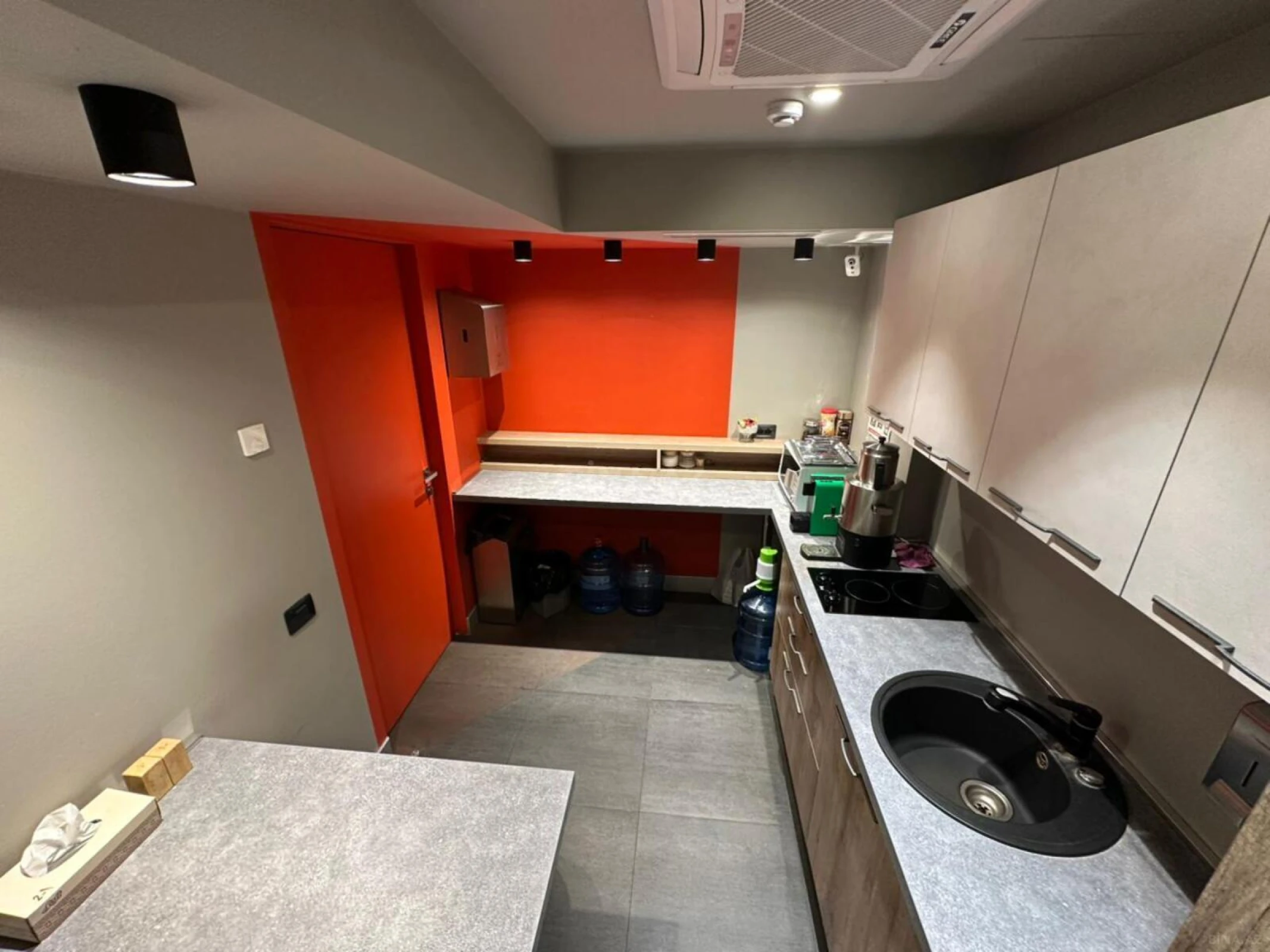 Satılır 4 otaqlı ofis 268 m²