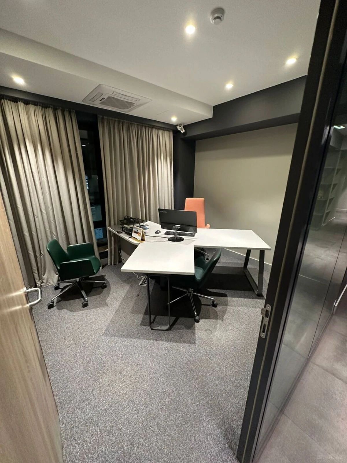 Satılır 4 otaqlı ofis 268 m²