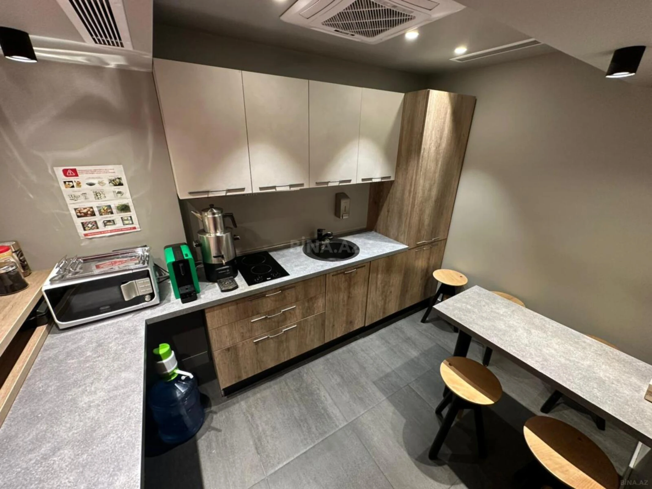 Satılır 4 otaqlı ofis 268 m²