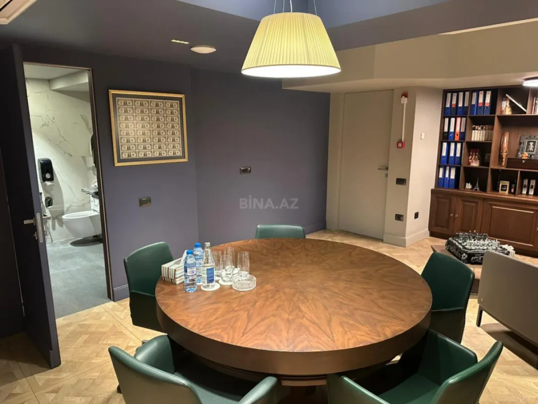 Satılır 4 otaqlı ofis 268 m²